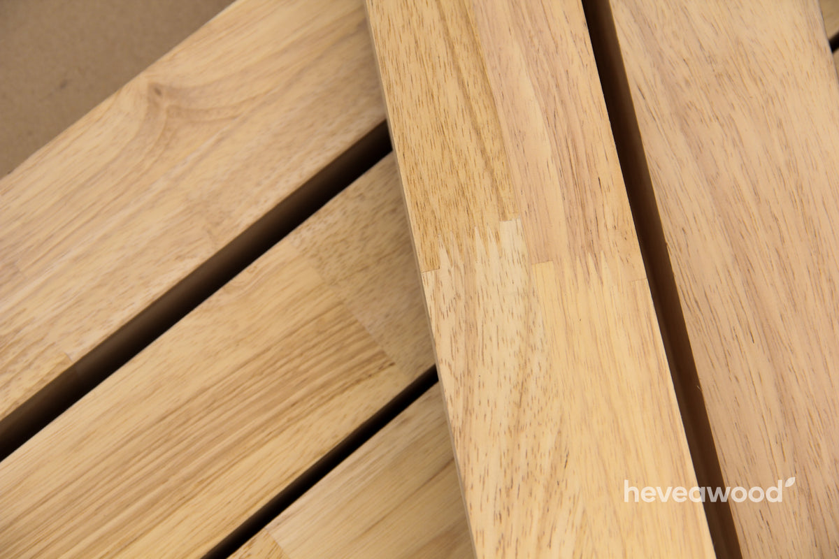 Hranoly hevea položené přes sebe, detail lamel a hran