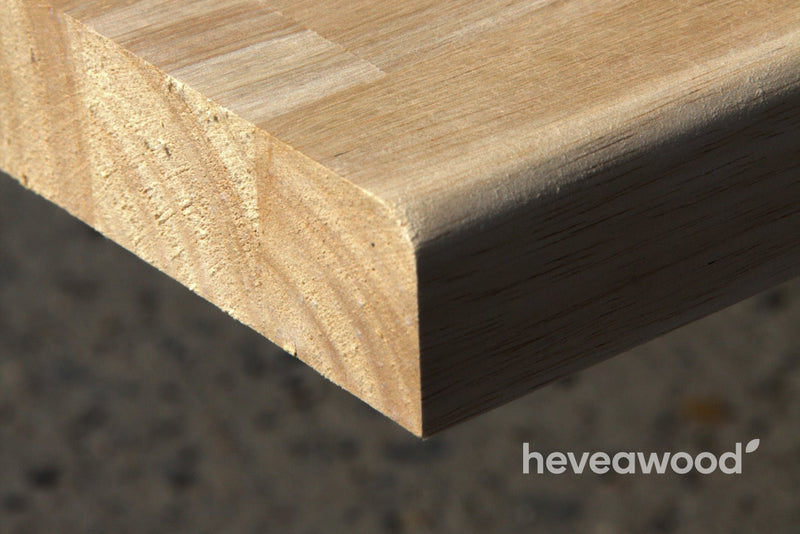 Detail zaobleného okraje nášlapu hevea 40 mm s lamelami na hraně