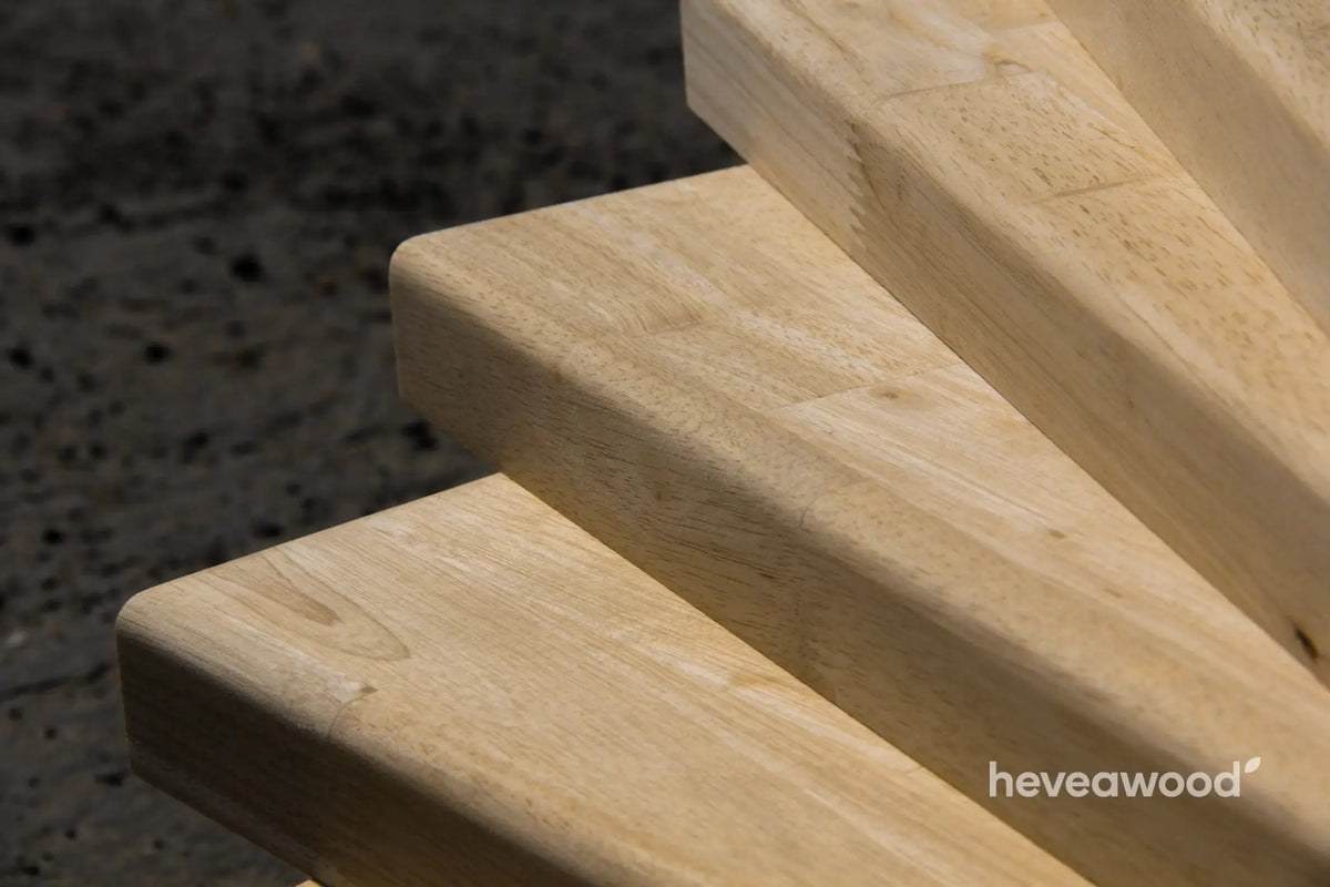 Nášlapy hevea poskládané do stupňů, detail zaoblené hrany