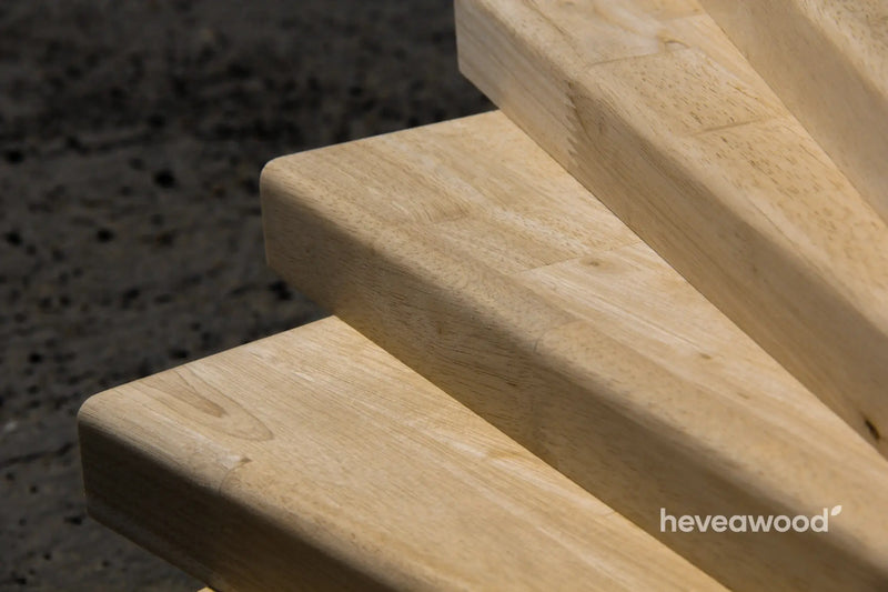 Nášlapy hevea poskládané do stupňů, detail zaoblené hrany