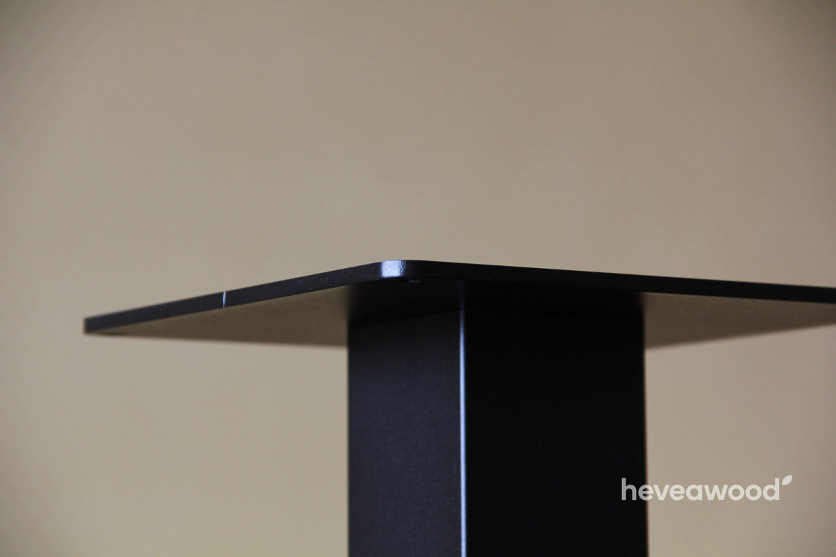 Horní deska černé stolové podnože, detail spoje se sloupkem