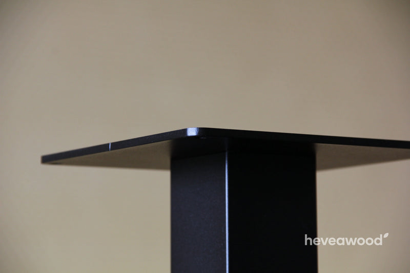 Horní deska černé stolové podnože, detail spoje se sloupkem