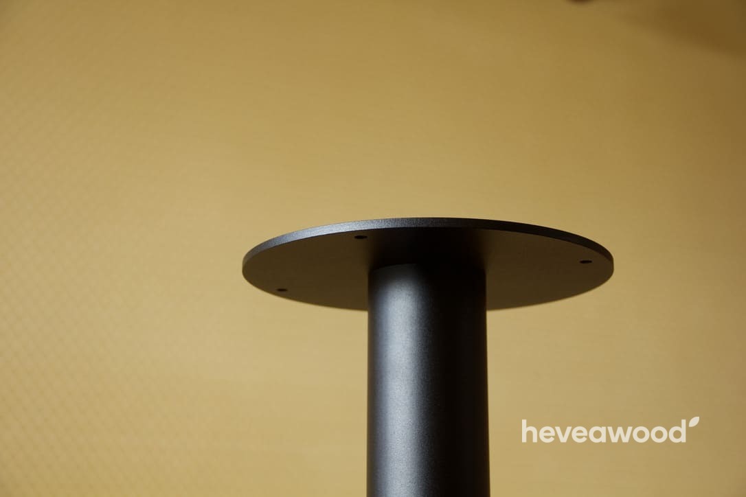 Kulatá horní deska černé stolové podnože, detail