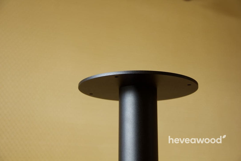 Kulatá horní deska černé stolové podnože, detail